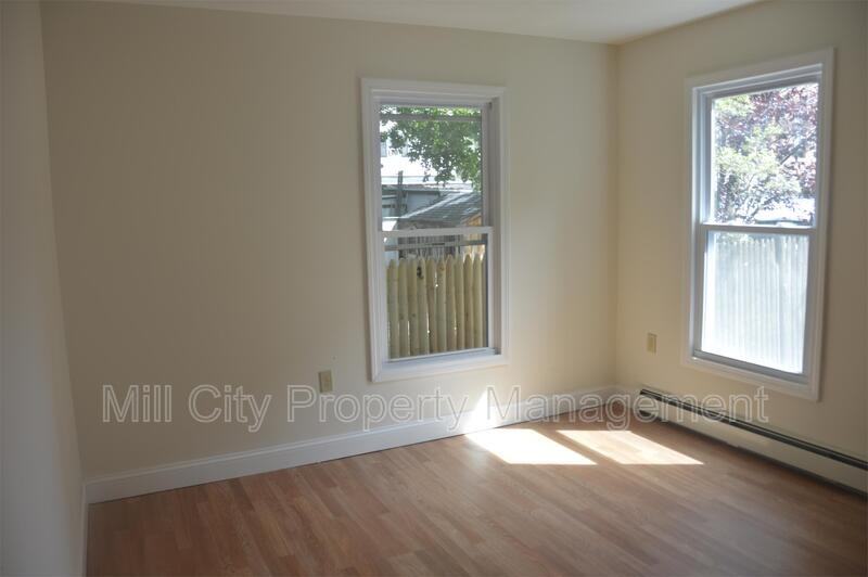 429 Central St - Photo 3 of 8