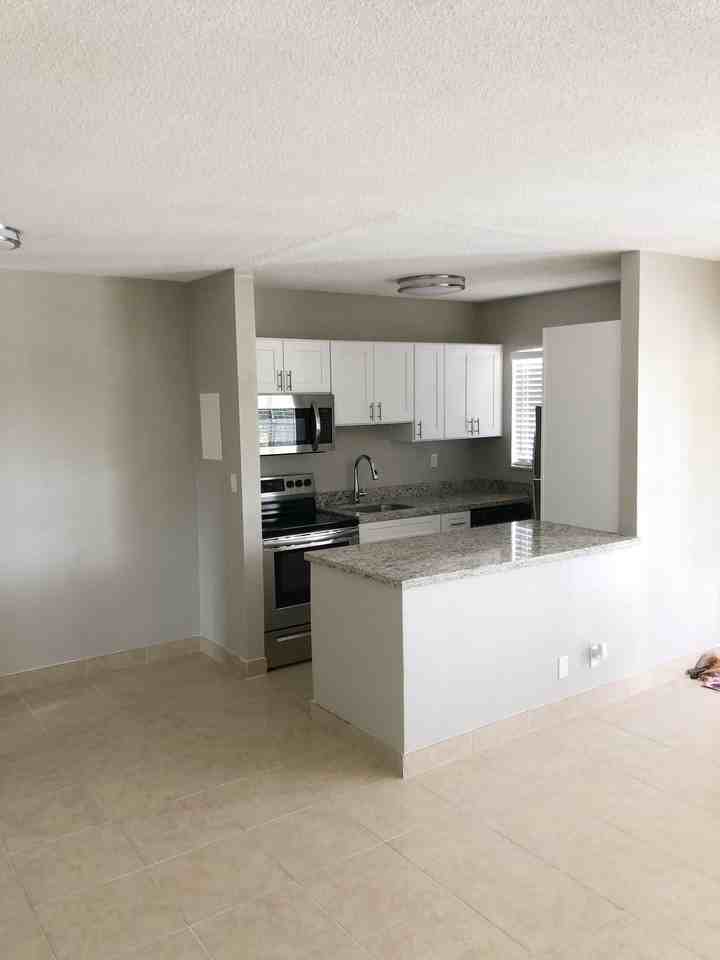 530 NE 20TH ST - Photo 2 of 9