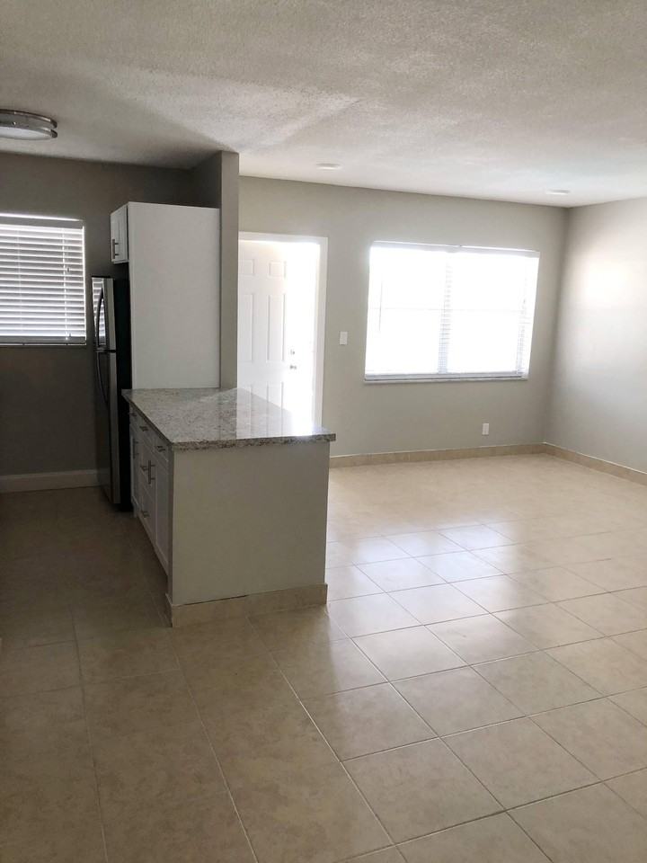 530 NE 20TH ST - Photo 3 of 9