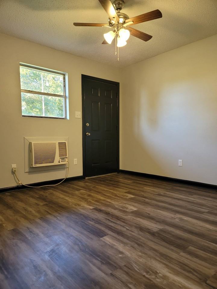 Kurt Manor - Photo 2 of 16