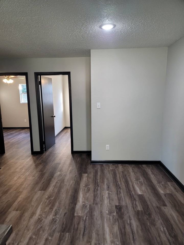 Kurt Manor - Photo 6 of 16