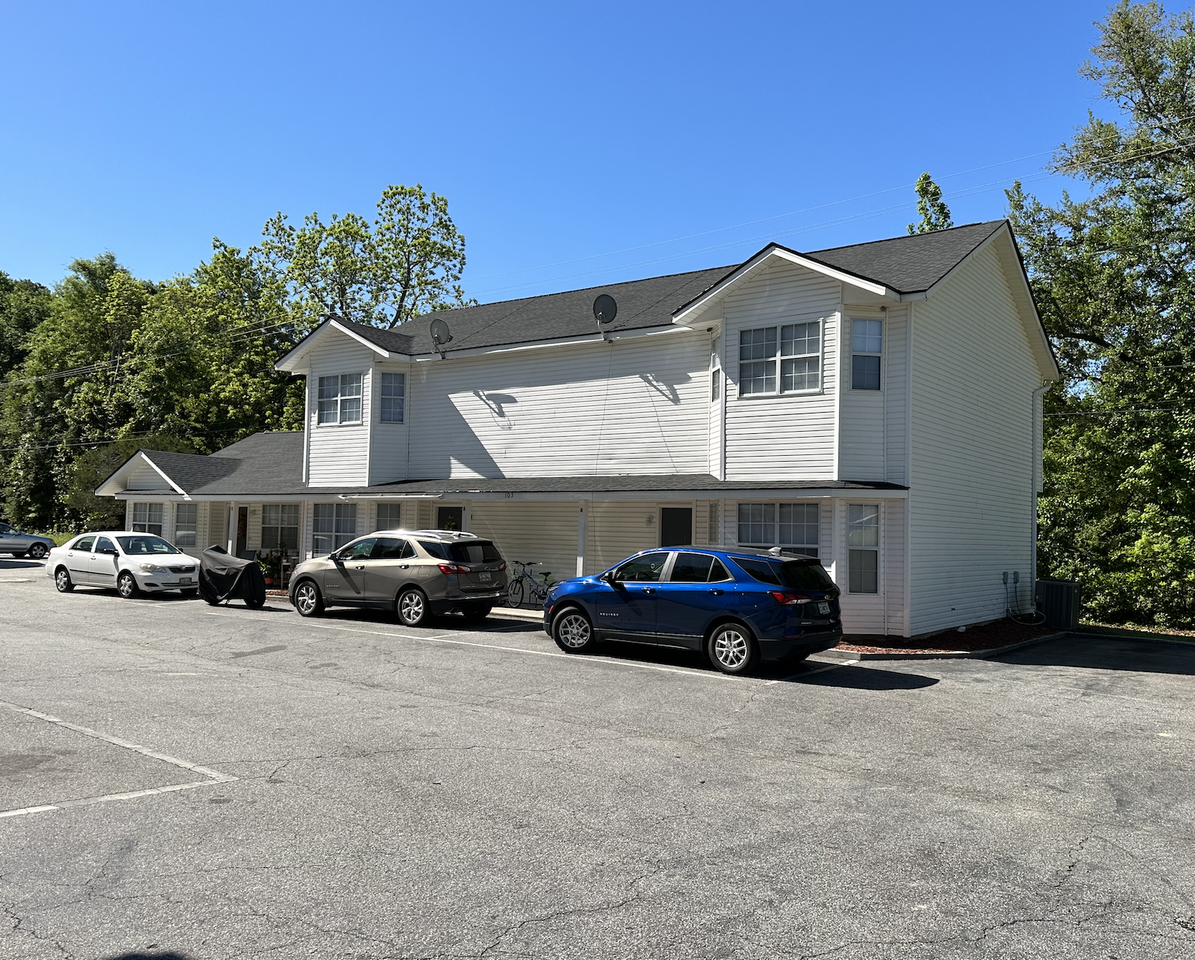 305 Moseley Manor - Photo 3 of 11