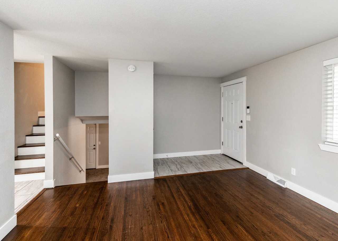 2109 Mcarthur Ave - Photo 2 of 49