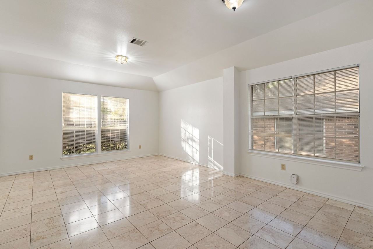 13216 Bennington Ln - Photo 3 of 20