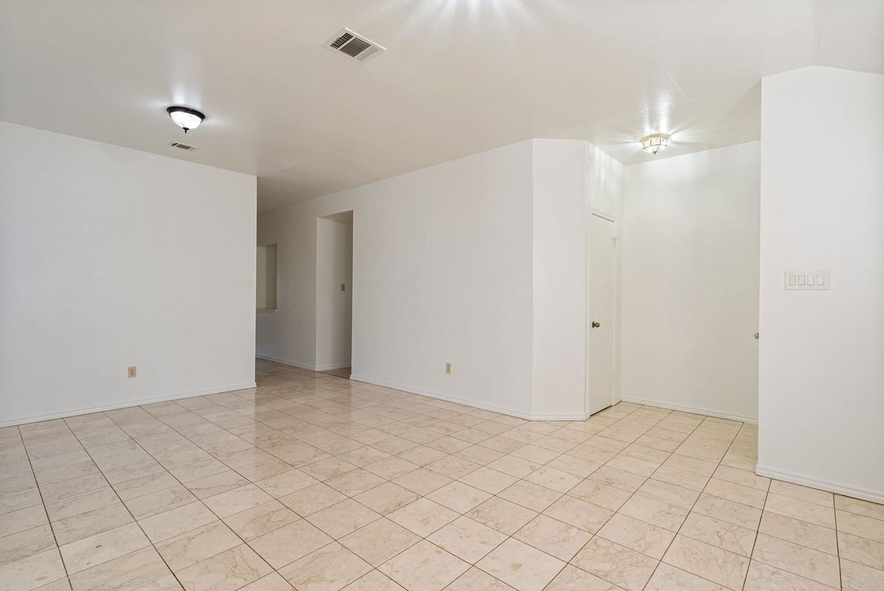 13216 Bennington Ln - Photo 4 of 20