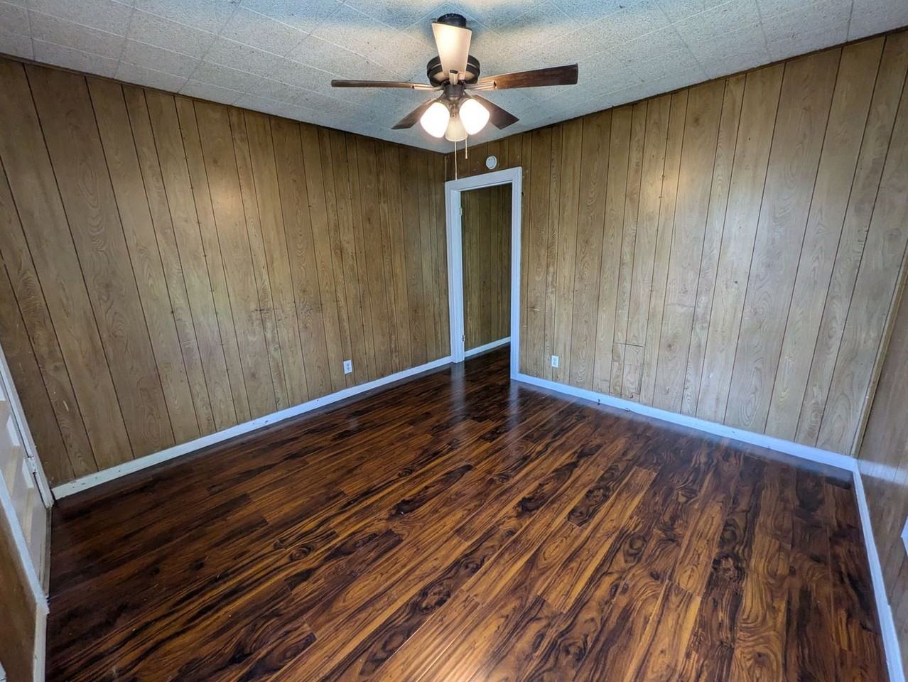 1117 Ewing St - Photo 2 of 6