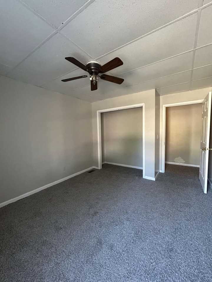 231 W Poplar St - Photo 3 of 9