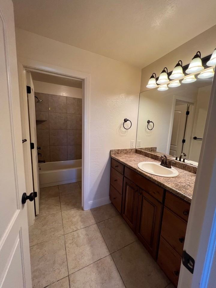 4238 W 375 N - Photo 7 of 13