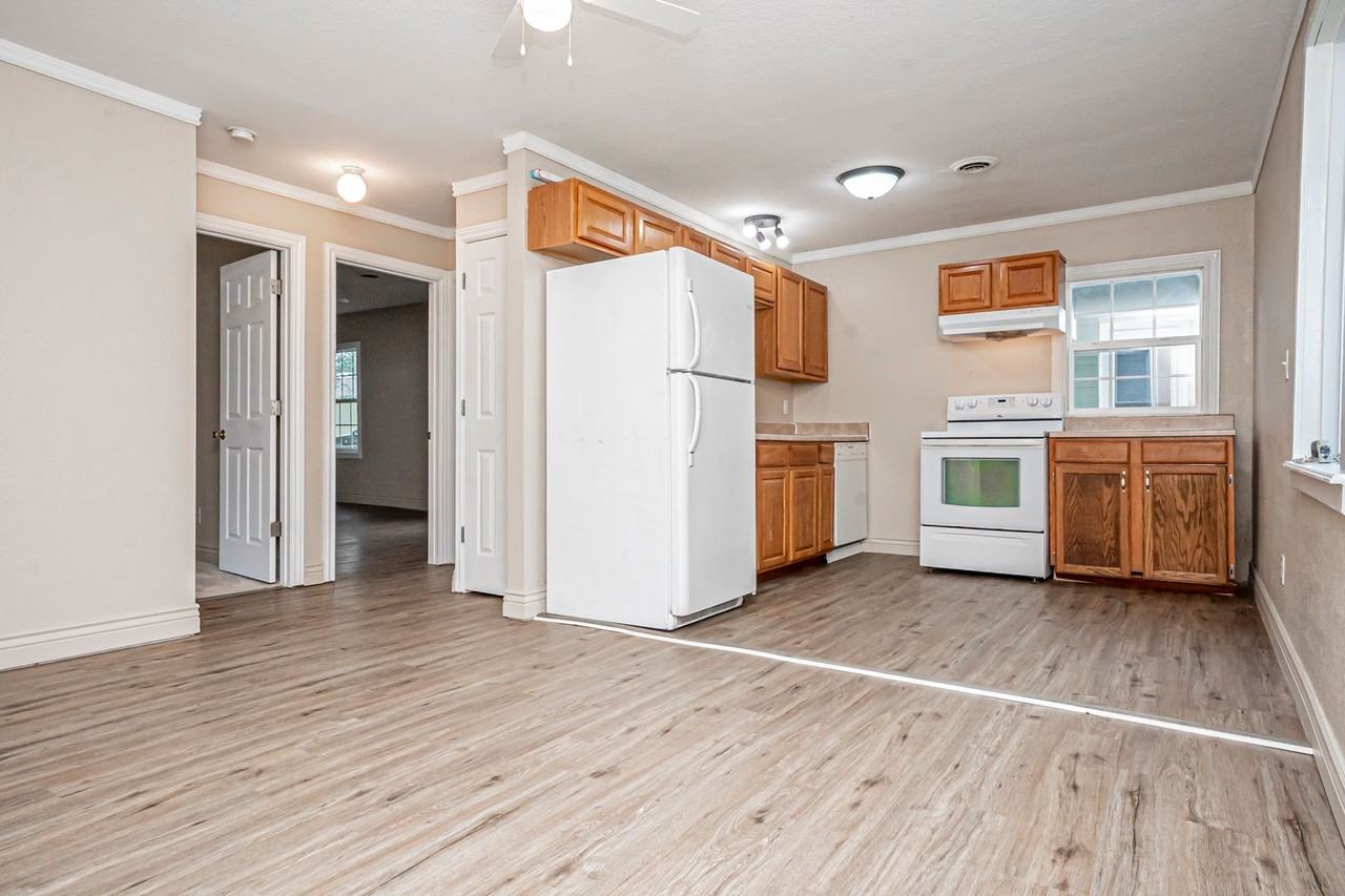 613 W 11th St - Photo 4 of 26