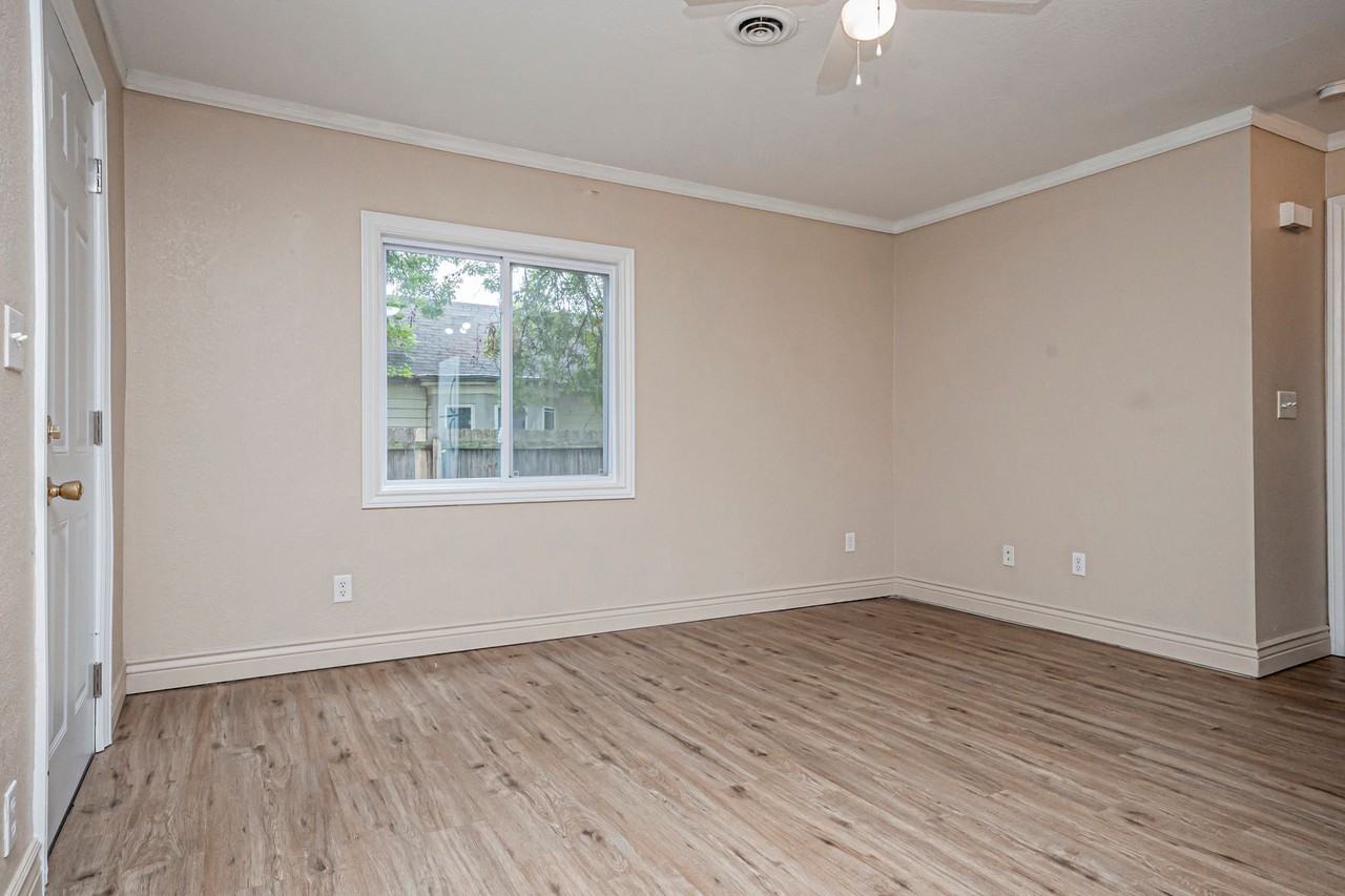 613 W 11th St - Photo 5 of 26