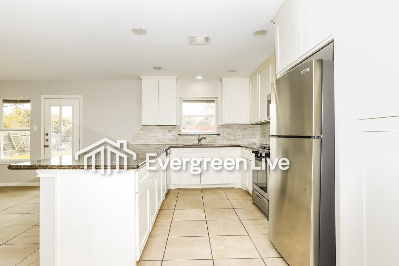 6015 Glenhurst Drive - Photo 6 of 11