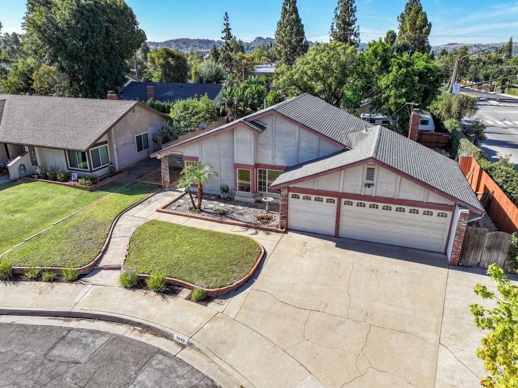 1042 Bassett Ct - Photo 3 of 40