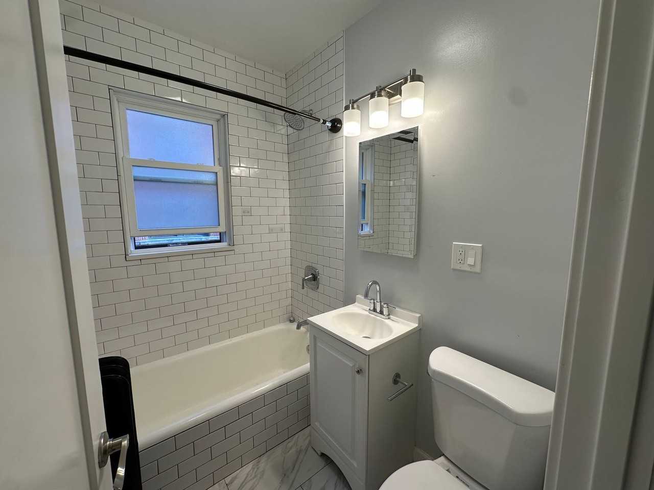 1381 West Greenleaf Avenue #1N - Photo 4 of 9