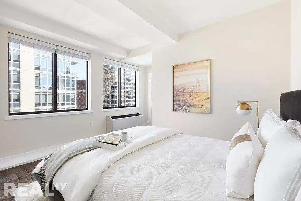 E 91st St #1802 - Photo 3 of 4