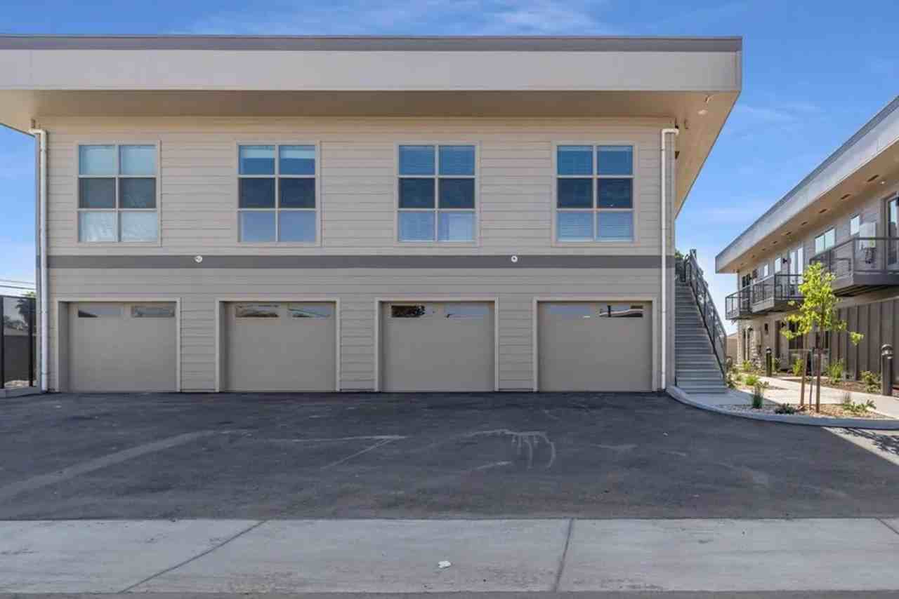 Vantage Pointe East - Photo 4 of 11