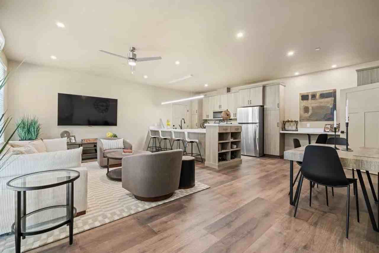 Vantage Pointe East - Photo 7 of 11