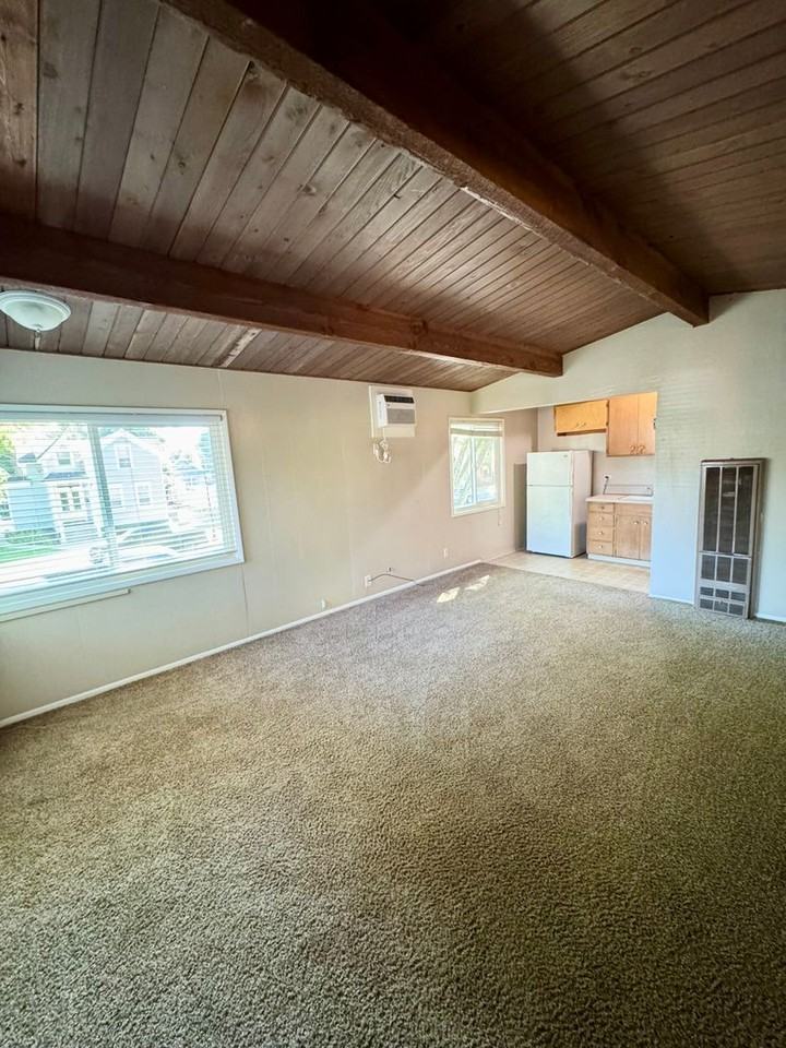 711 W 3rd Street - Photo 3 of 6