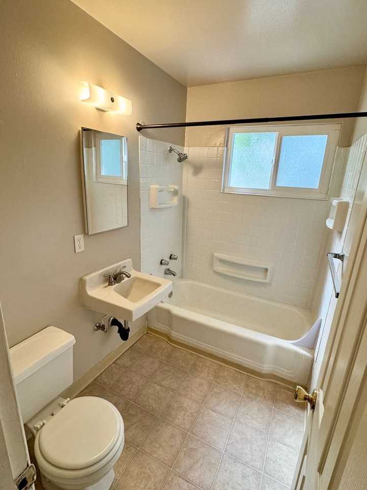 711 W 3rd Street - Photo 6 of 6