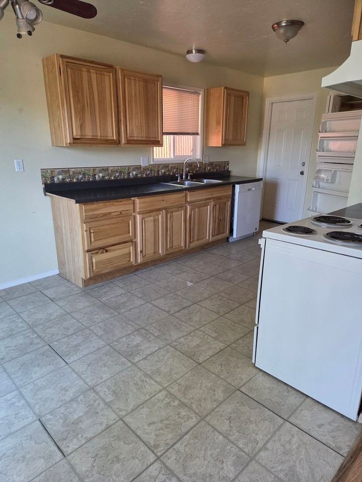 1819 Modoc St - Photo 2 of 18