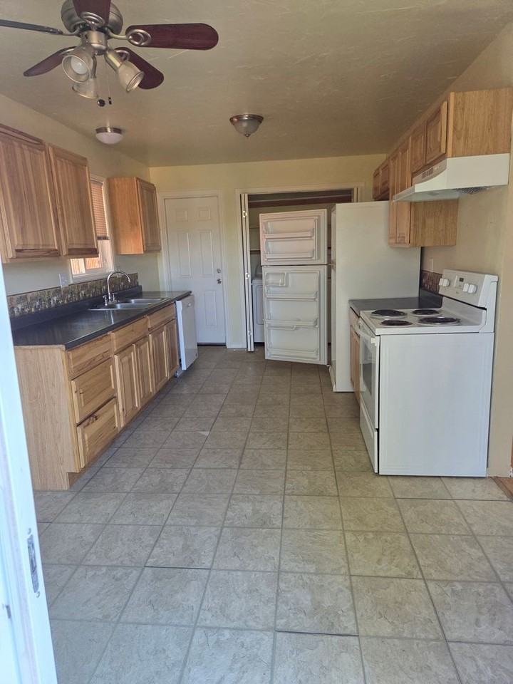 1819 Modoc St - Photo 4 of 18