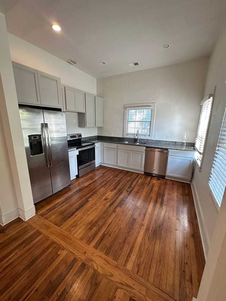 614 E Henry St - Photo 4 of 33