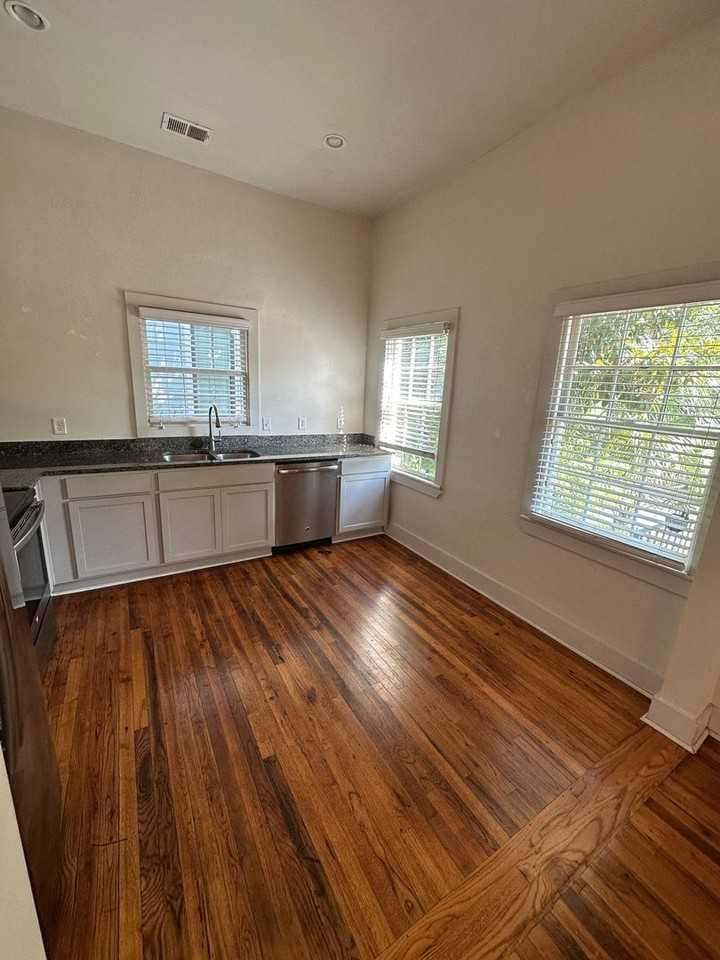 614 E Henry St - Photo 5 of 33