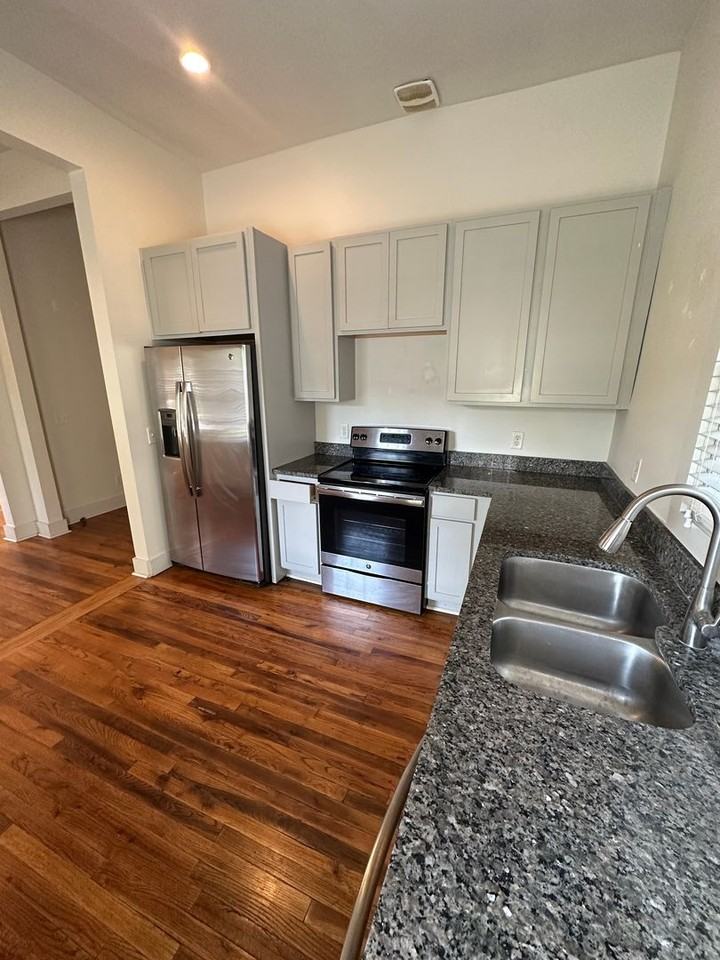614 E Henry St - Photo 7 of 33