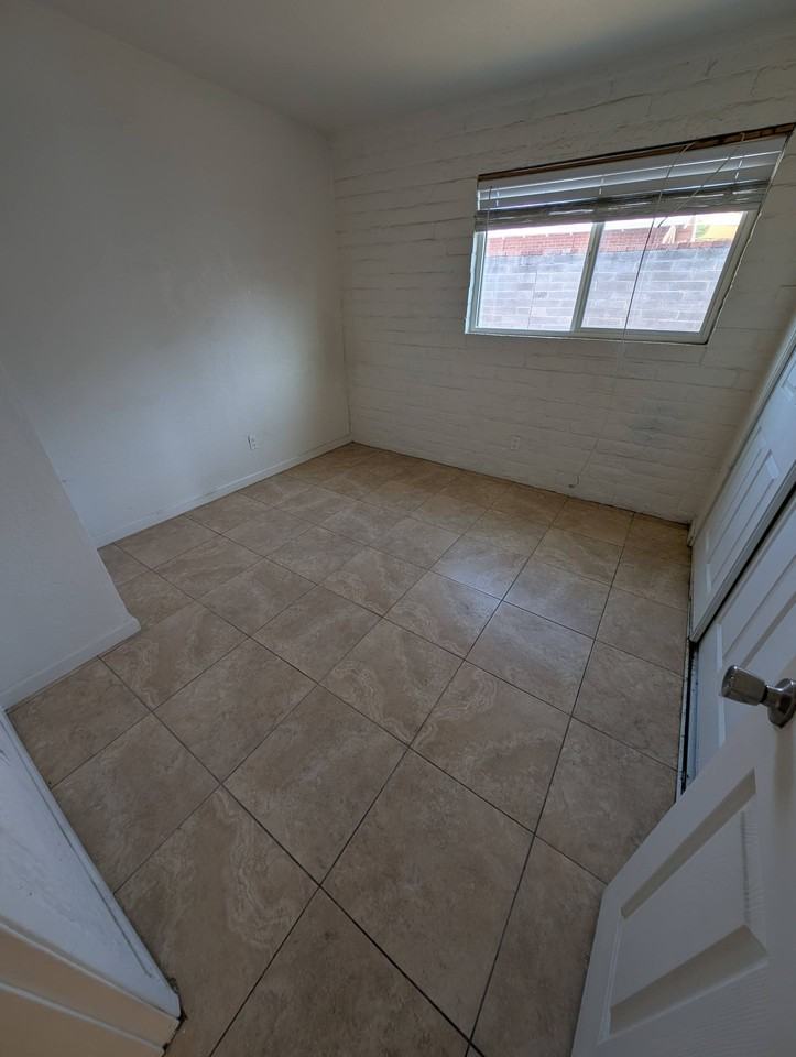 Beautiful Air Conditioned Condo! MUST SEE! 2bed & 1bath - Photo 3 of 5