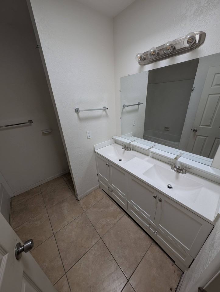 Beautiful Air Conditioned Condo! MUST SEE! 2bed & 1bath - Photo 4 of 5