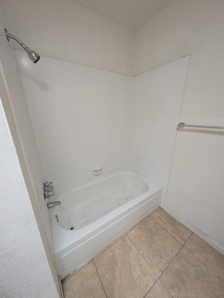 Beautiful Air Conditioned Condo! MUST SEE! 2bed & 1bath - Photo 5 of 5