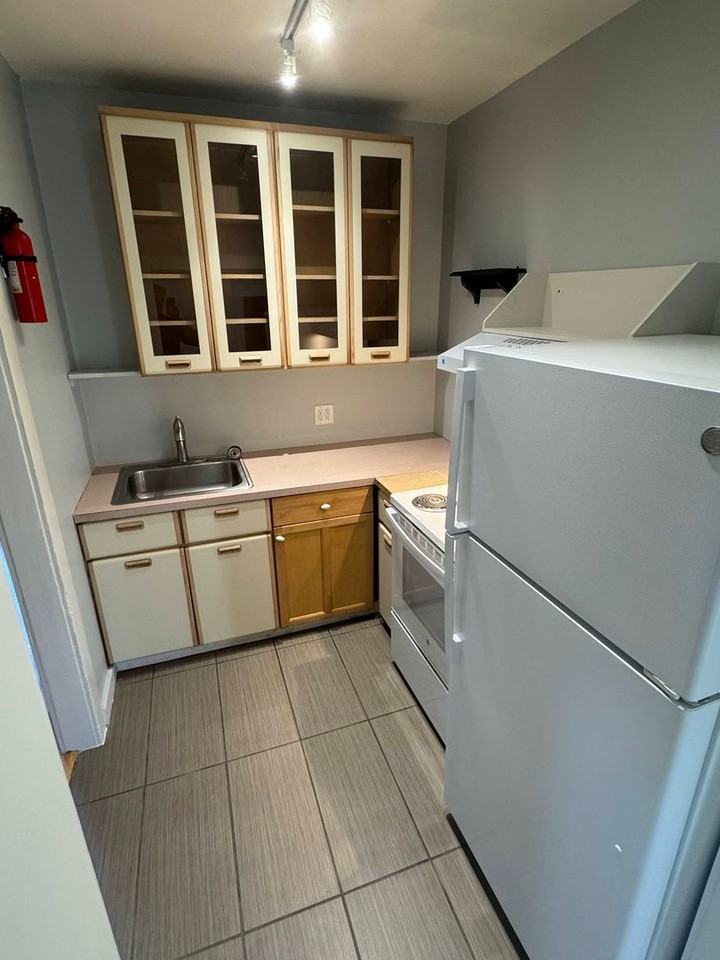 576 E 16th Ave #A - Photo 5 of 17