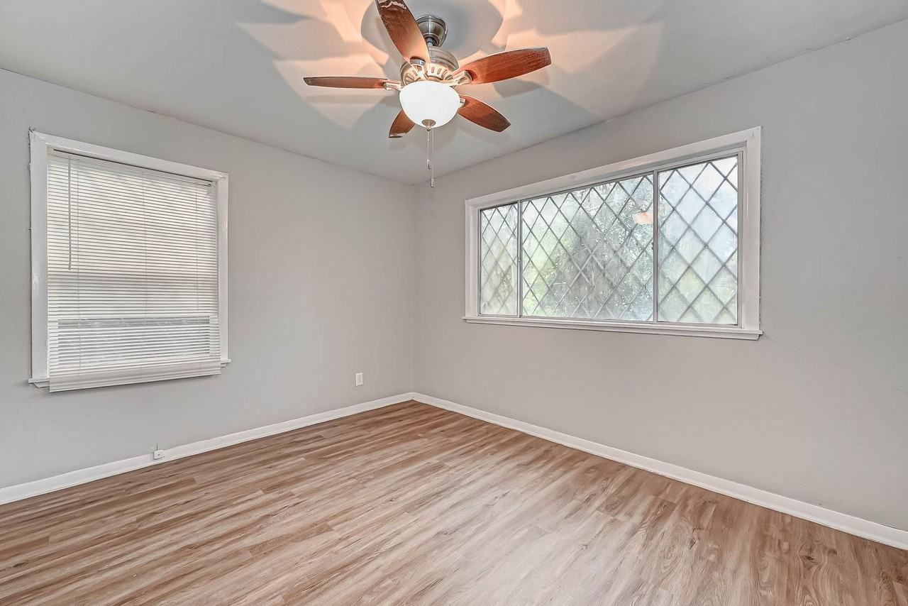 4203 Tavenor Ln - Photo 4 of 14