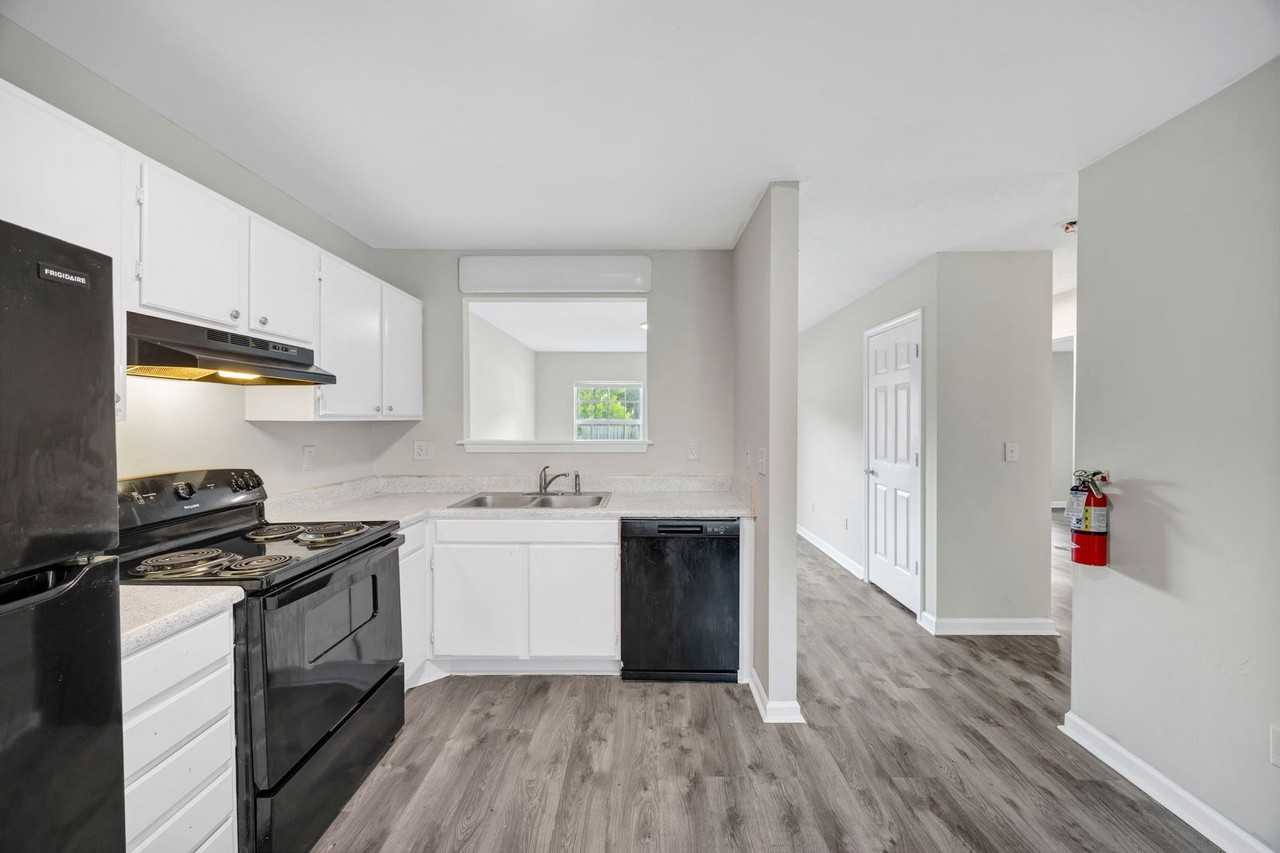 Bracey Square Apartments - Photo 7 of 50