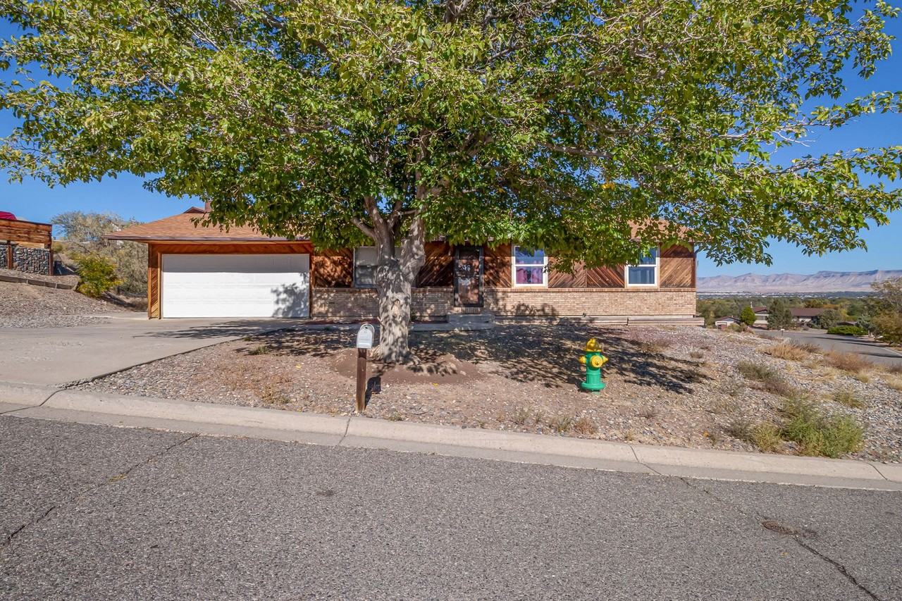 2708 Sierra Vista Rd - Photo 2 of 47