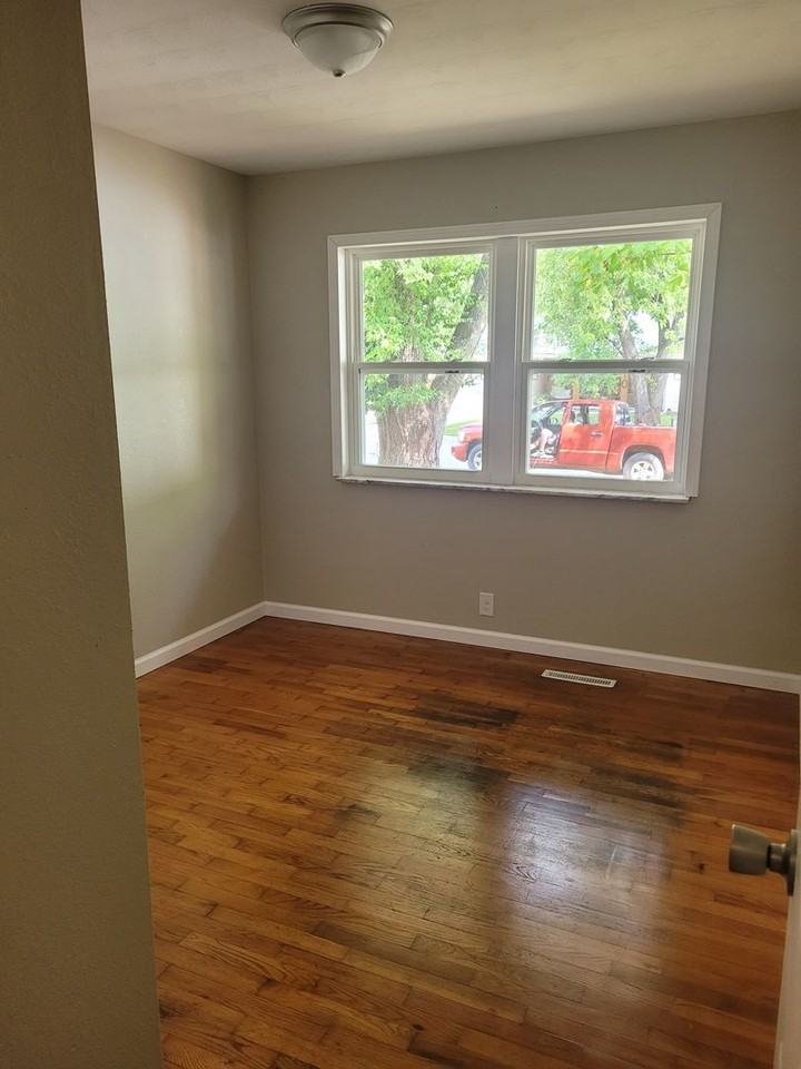 105 Elliott Dr - Photo 2 of 17