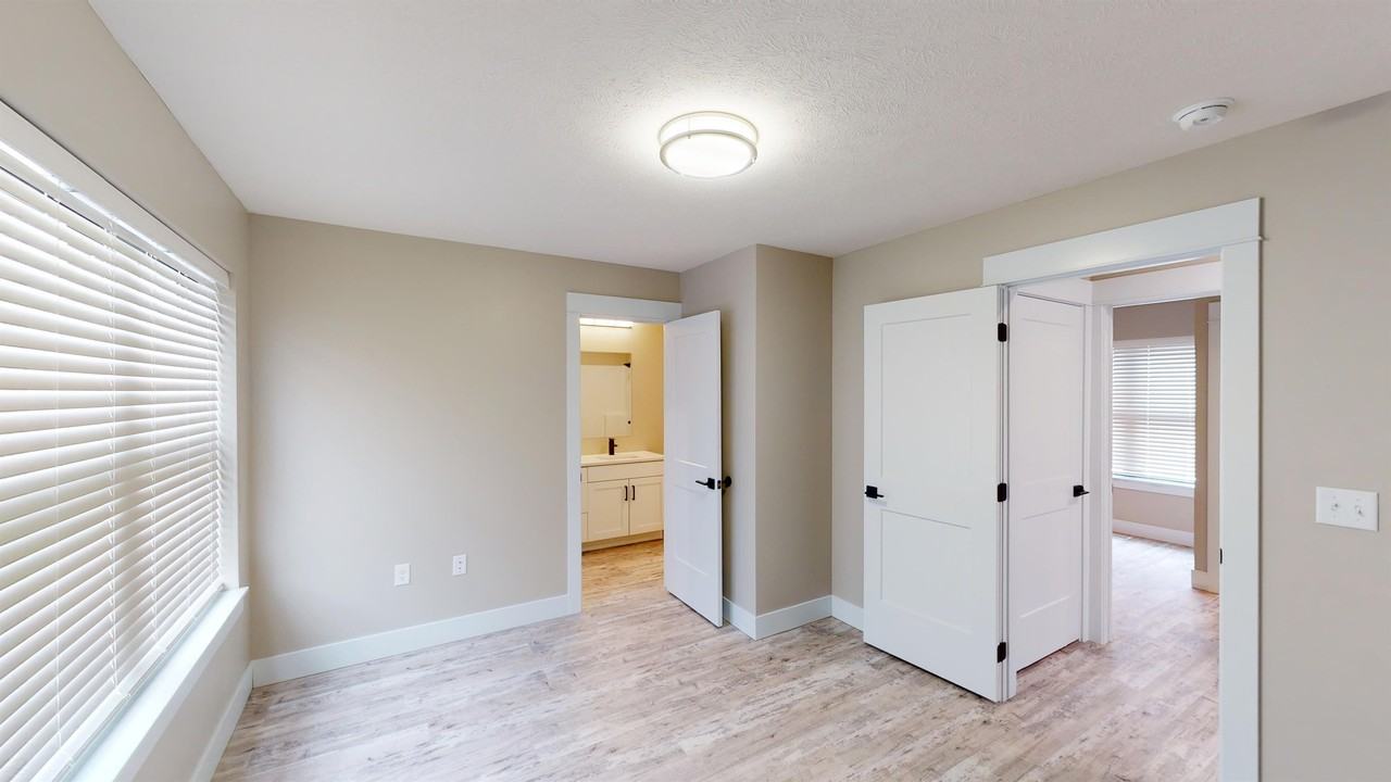 2106 University Dr - Photo 2 of 20