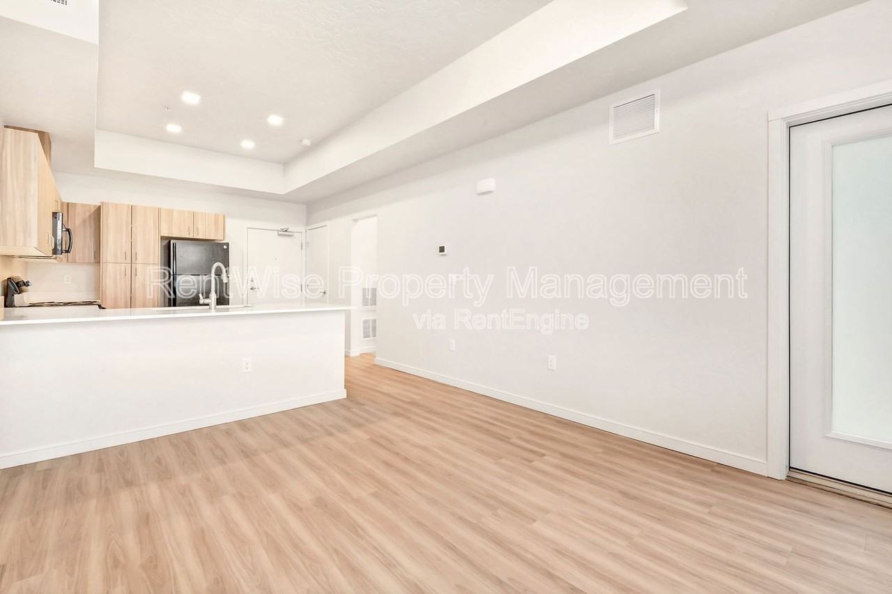 385 E 42nd St #212 - Photo 5 of 23