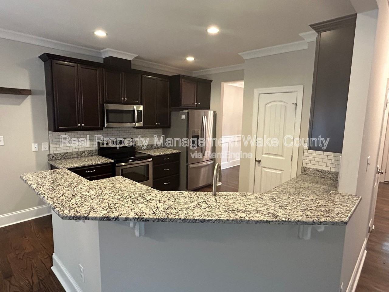 5412 Robbins Dr - Photo 3 of 45