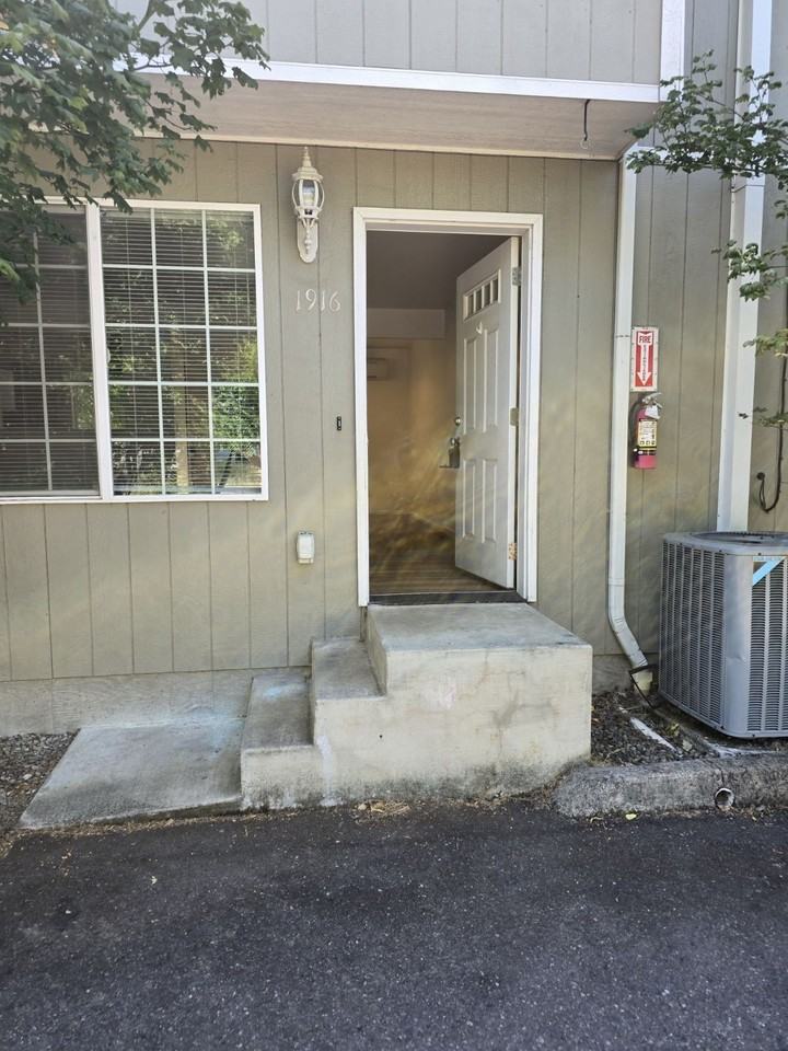 1916 Se Douglas Ave - Photo 2 of 19