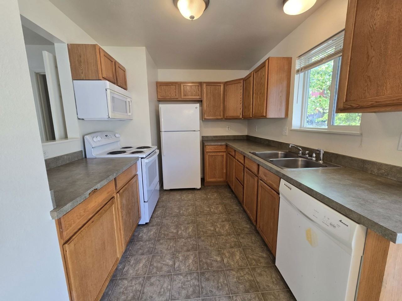 1916 Se Douglas Ave - Photo 6 of 19