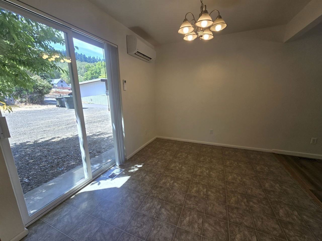 1916 Se Douglas Ave - Photo 7 of 19