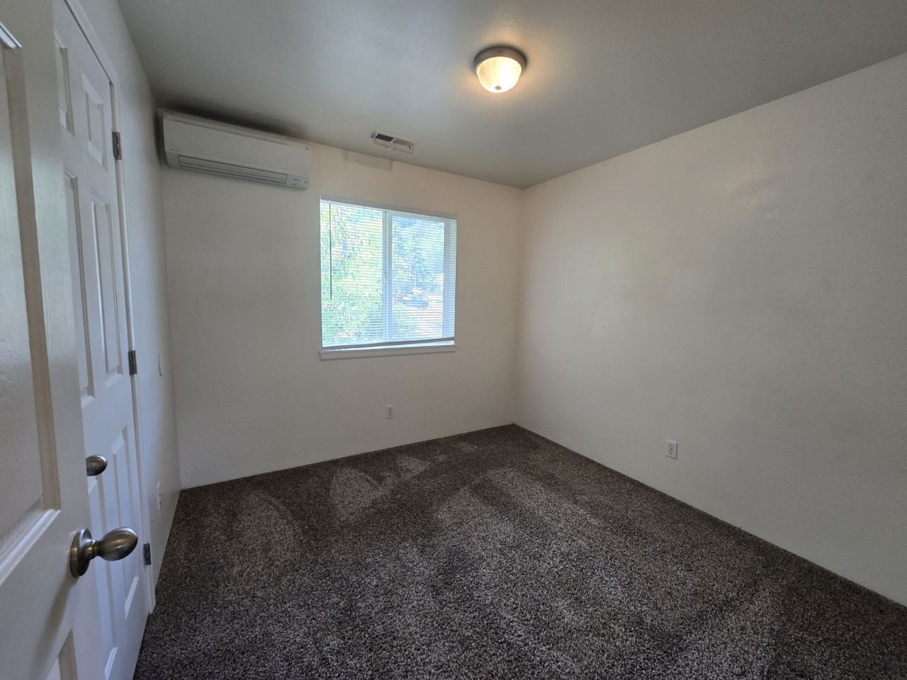1916 Se Douglas Ave - Photo 5 of 19
