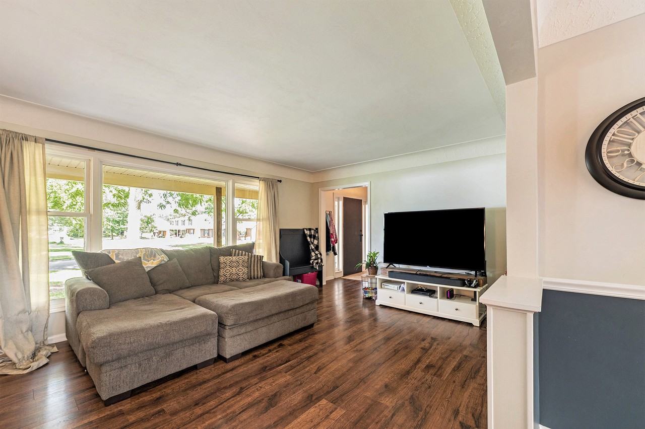 5341 Timberlane St - Photo 3 of 16