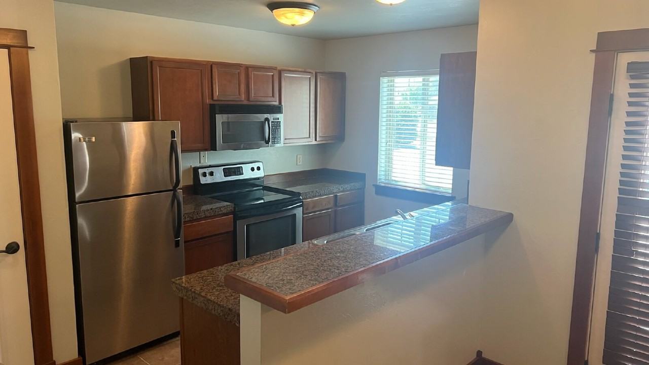 734 S 23rd Ave - Photo 3 of 10