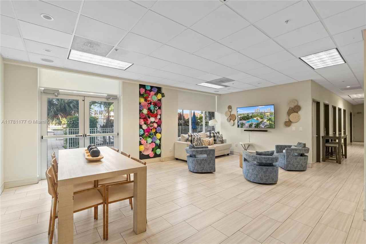 19390 Collins Ave #255 - Photo 3 of 22