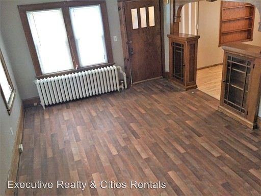 1569 Margaret St - Photo 3 of 9