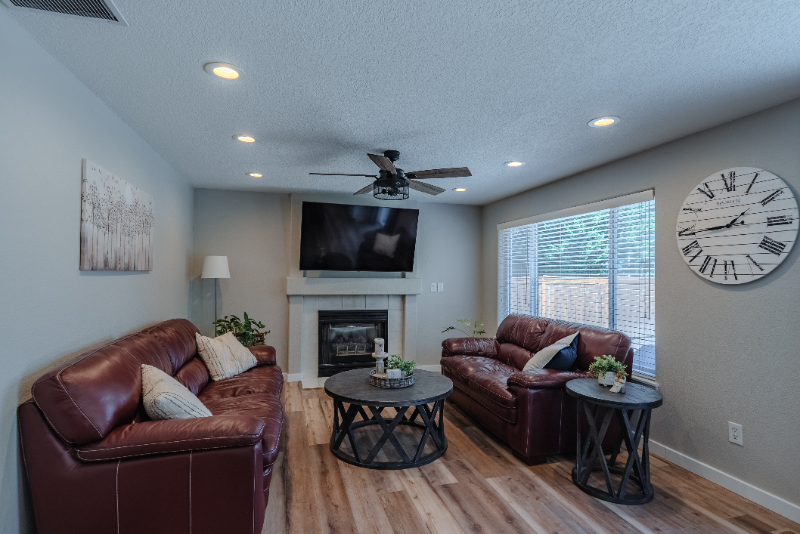 674 Se 57th Ave - Photo 2 of 8