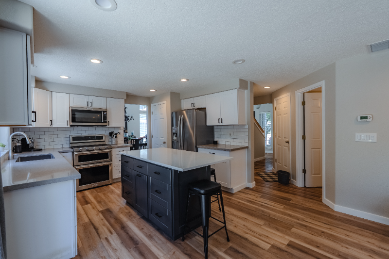 674 Se 57th Ave - Photo 3 of 8