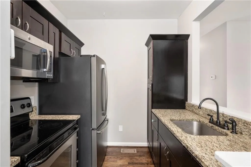 2162 Larchwood Rd Sw - Photo 3 of 8