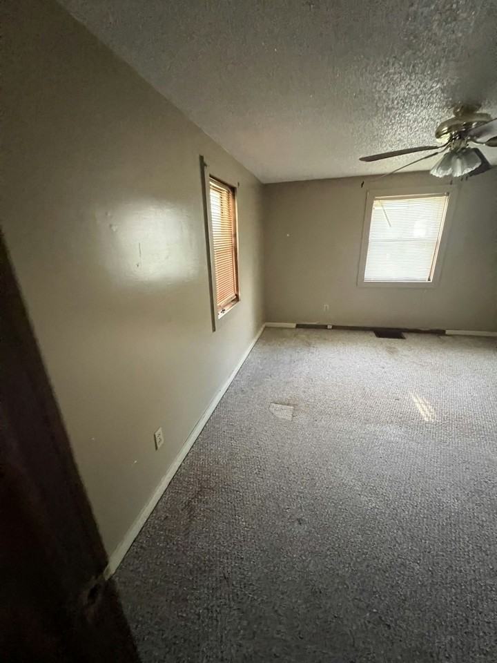 403 East Division Street - Photo 2 of 22